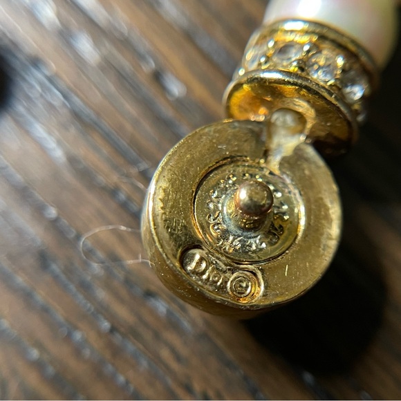 𝐁𝐔𝐘 𝐎𝐑 𝐁𝐘𝐄 @ 2pm EST💥‼️ Christian Dior Pearl necklace w/ button closure - Picture 4 of 8